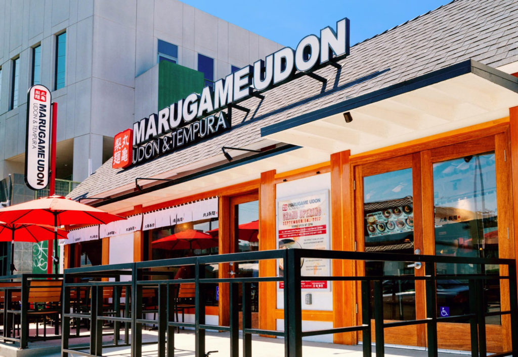 丸亀製麺の海外店舗の写真。看板にはアルファベットで「MARUGAME UDON」と書かれている。